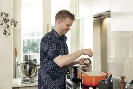 Beim Kochen in der Wohnküche.