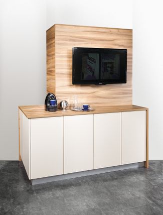 TV-Paneel mit Kaffeebar