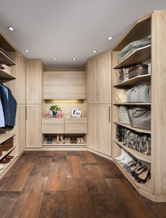 Schrankraum mit Eckschrank