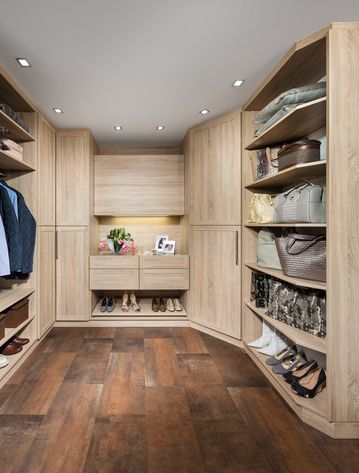 Schrankraum mit Eckschrank