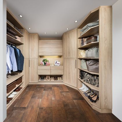 Schrankraum mit Eckschrank