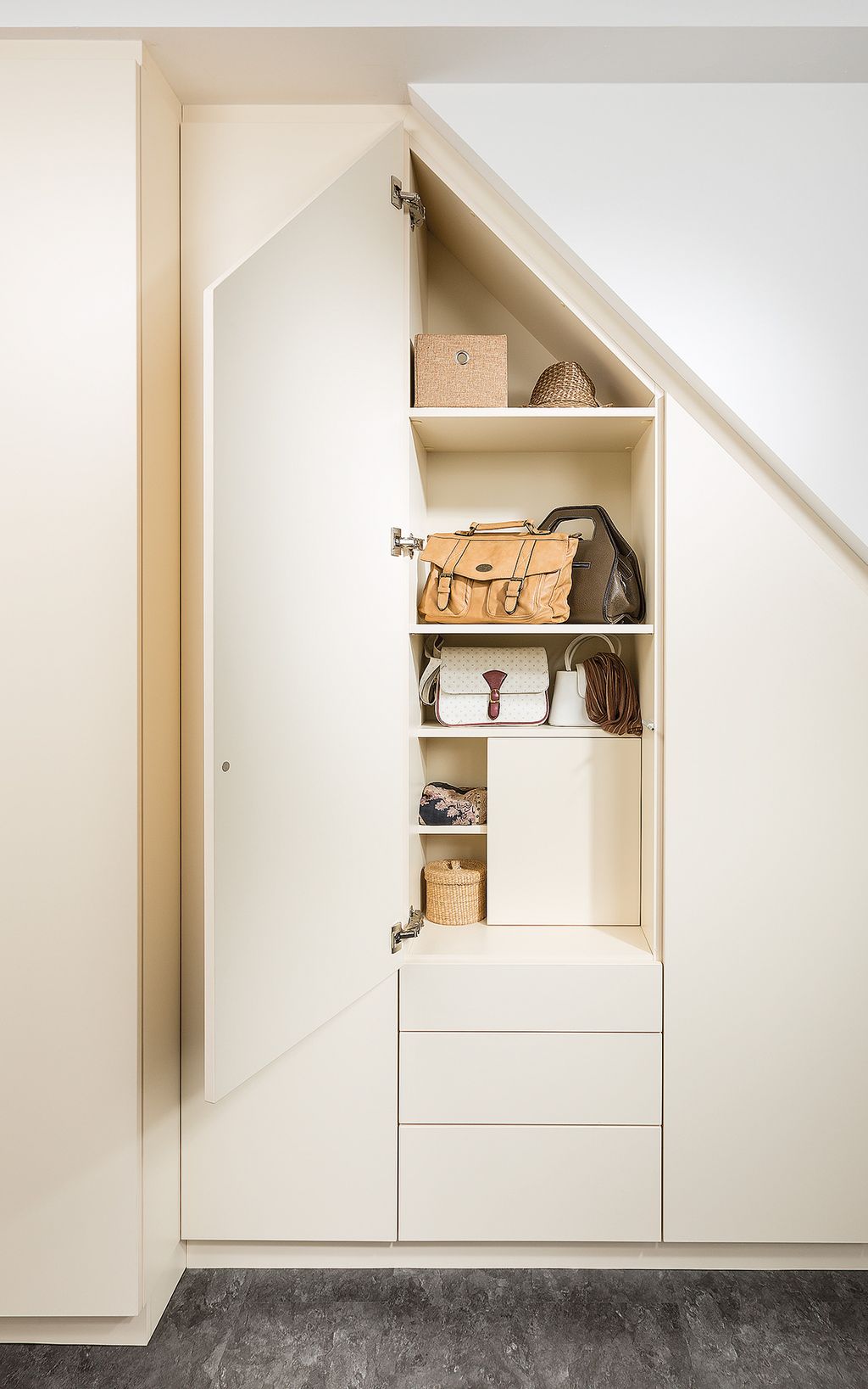 Einbauschrank unter einer Dachschräge