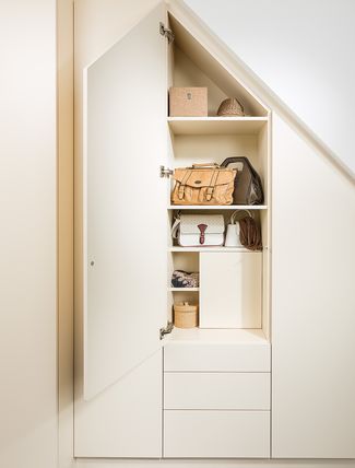 Einbauschrank unter einer Dachschräge