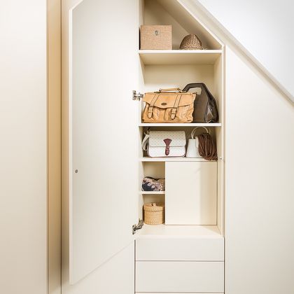 Einbauschrank unter einer Dachschräge
