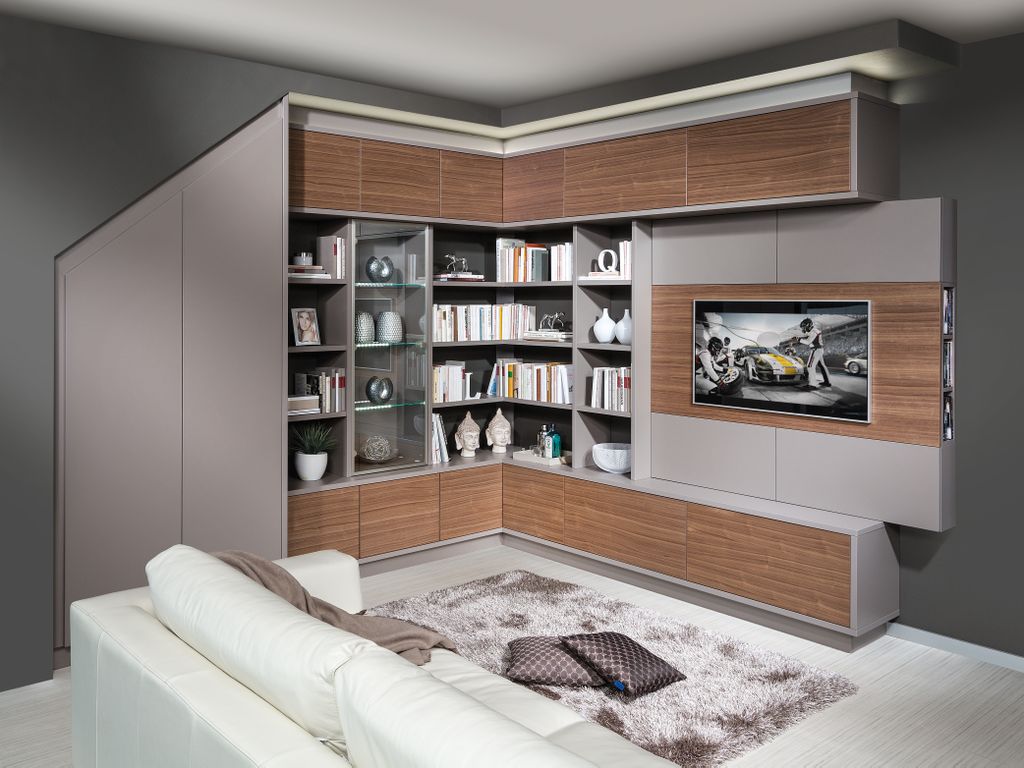 Dachschrägen Eckwohnzimmer mit offenen Regalen 