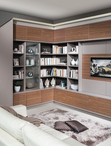 Dachschrägen Eckwohnzimmer mit offenen Regalen 