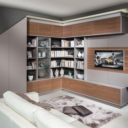 Dachschrägen Eckwohnzimmer mit offenen Regalen 