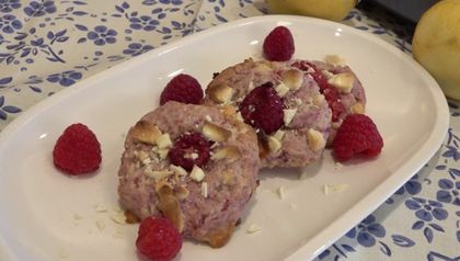 Himbeer-Cookies und süßen Waffel-Kekse
