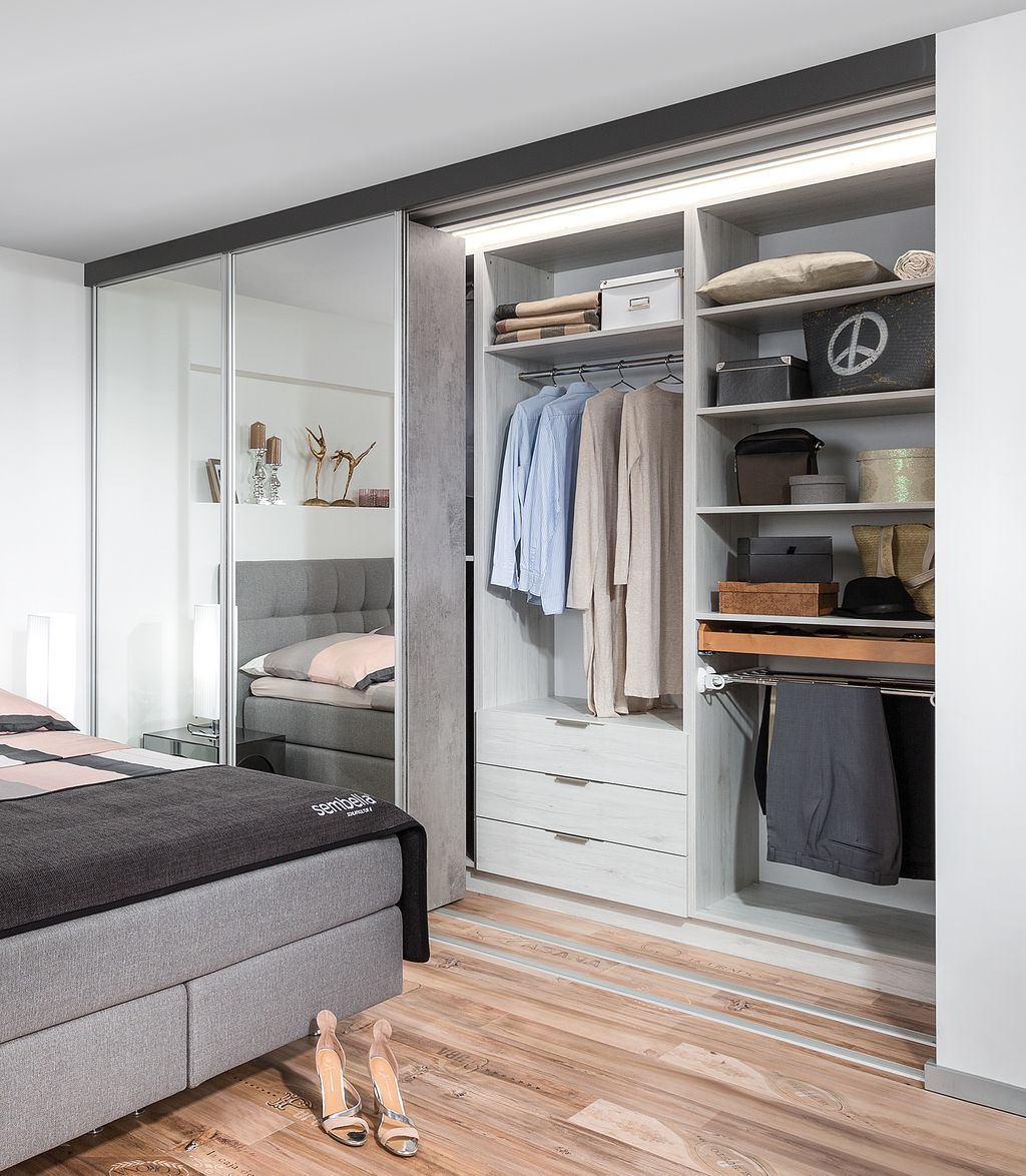Schrank mit Indoor-Schiebetüren