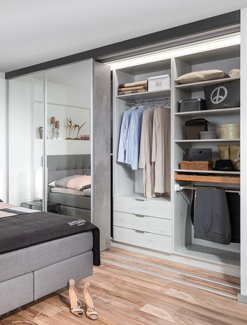 Schrank mit Indoor-Schiebetüren