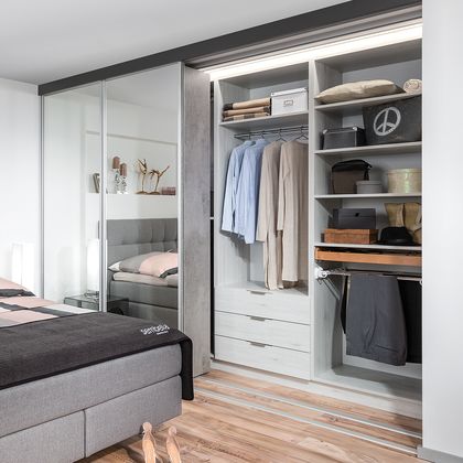 Schrank mit Indoor-Schiebetüren