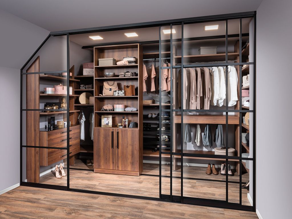 Schrankraum mit Indoor-Schiebetüren