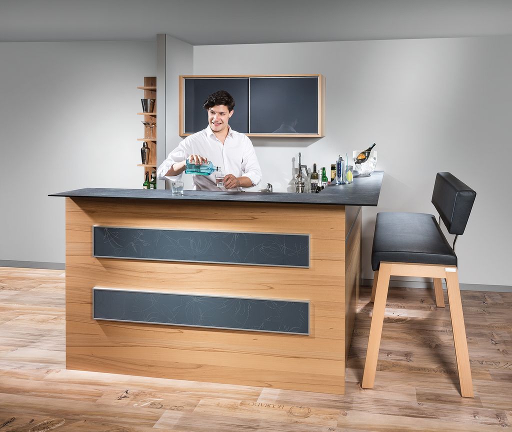Barteil mit Aluschiebetürschrank
