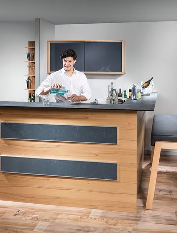 Barteil mit Aluschiebetürschrank
