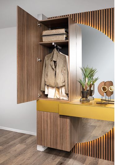 Schrank mit Kleiderstange