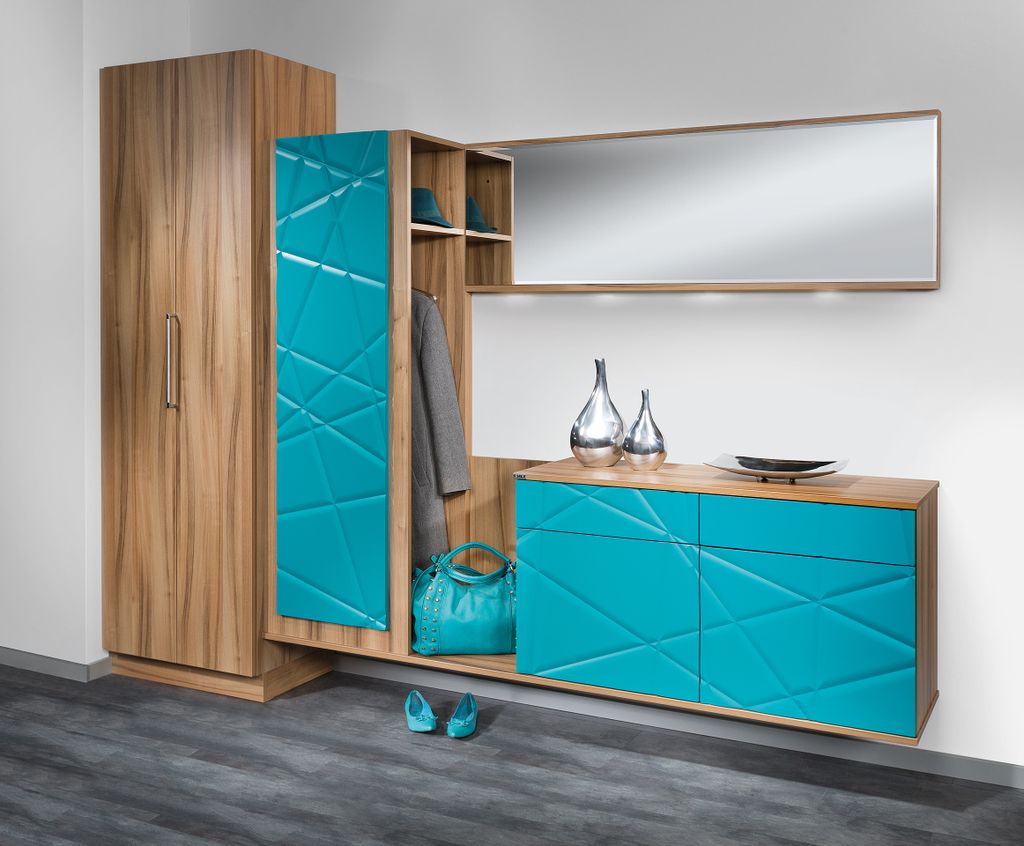 Garderobe mit Falttürschrank
