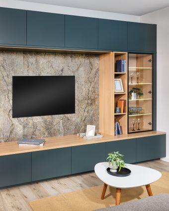 TV-Wand mit Bücherregal und integrierter Beleuchtung