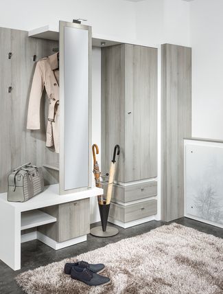 Vorzimmer mit Heizkörperverbau