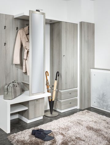 Vorzimmer mit Heizkörperverbau