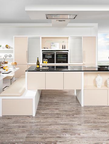 Küche mit Insellösung und Essplatz