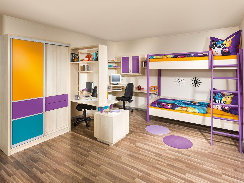 Kinderzimmer für 2 Kinder mit einem Stockbett und Schreibtischen