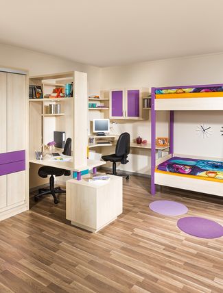 Kinderzimmer für 2 Kinder mit einem Stockbett und Schreibtischen