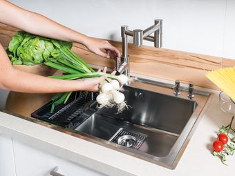 Innovative Küchenarmatur mit flexiblem Schwenkarm