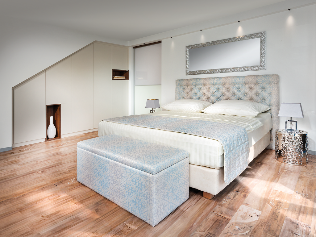 Schlafzimmer mit Boxspringbett