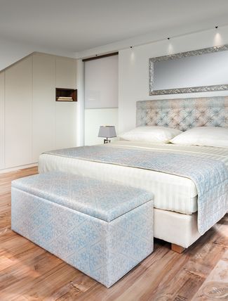 Schlafzimmer mit Boxspringbett
