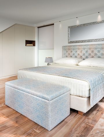 Schlafzimmer mit Boxspringbett