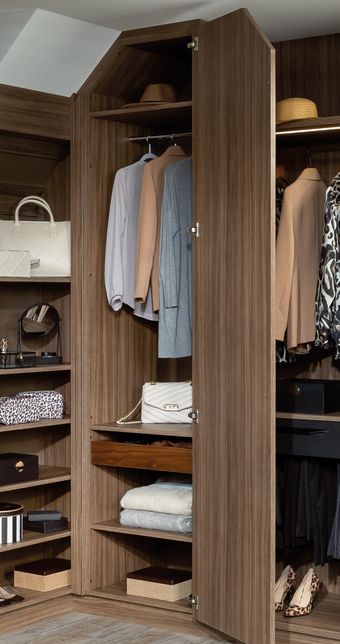 Maßgefertigter Kleiderschrank für schräge Decken