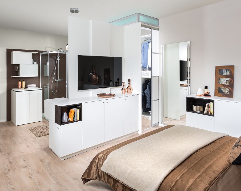 Schlafzimmer mit Schrankraum