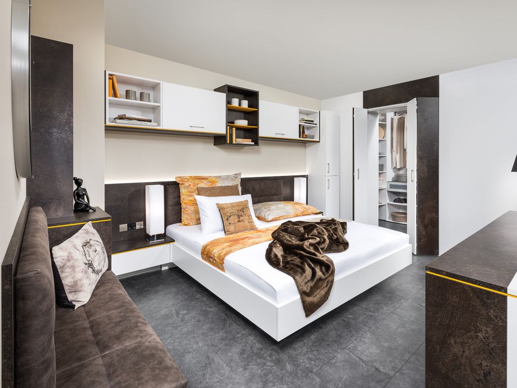 Schlafzimmer mit Bettüberbau
