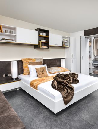 Schlafzimmer mit Bettüberbau