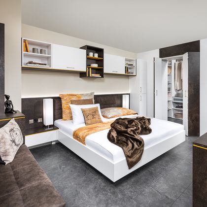 Schlafzimmer mit Bettüberbau