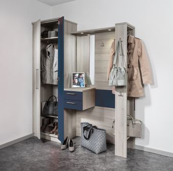 Vorzimmerschrank mit Kleiderauszug