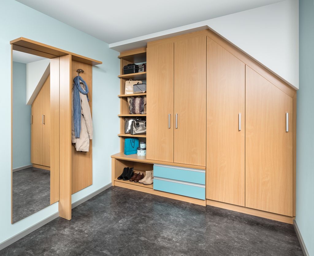 Vorzimmer mit Dachschrägenschrank