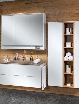 Bad mit Spiegelschrank