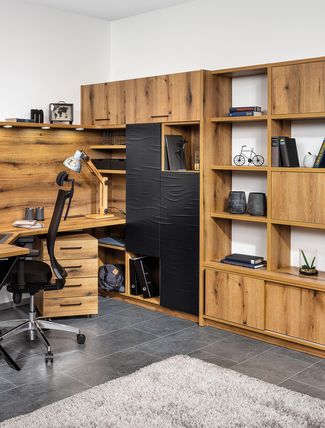 Büro mit Bücherwand