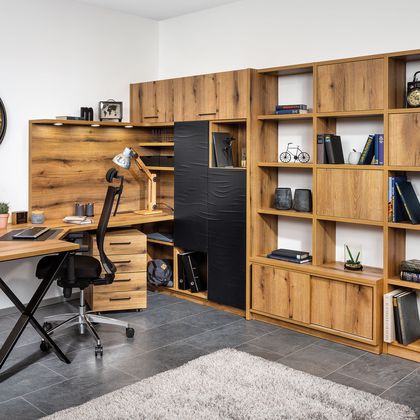Büro mit Bücherwand
