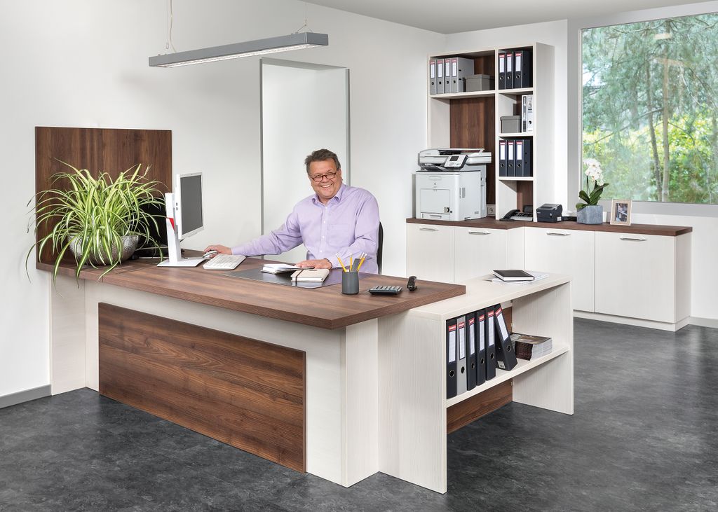 Büro mit Schreibtisch