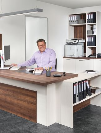 Büro mit Schreibtisch
