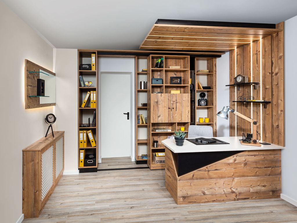 Büro mit Schreibtisch
