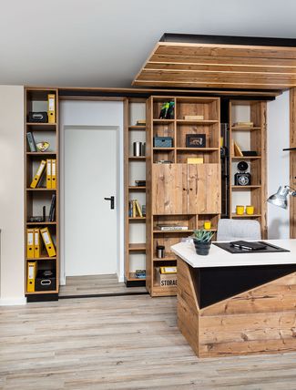 Büro mit Schreibtisch
