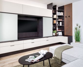 TV hinter Schiebetüren