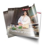 Stapel der Broschüre „Farben & Frontarten“, auf deren Cover eine Frau in einer modernen Küche beim Vorbereiten von Gemüse zu sehen ist. Das Prospekt informiert über die vielfältigen Gestaltungsoptionen für Küchenfronten und Farbkombinationen.