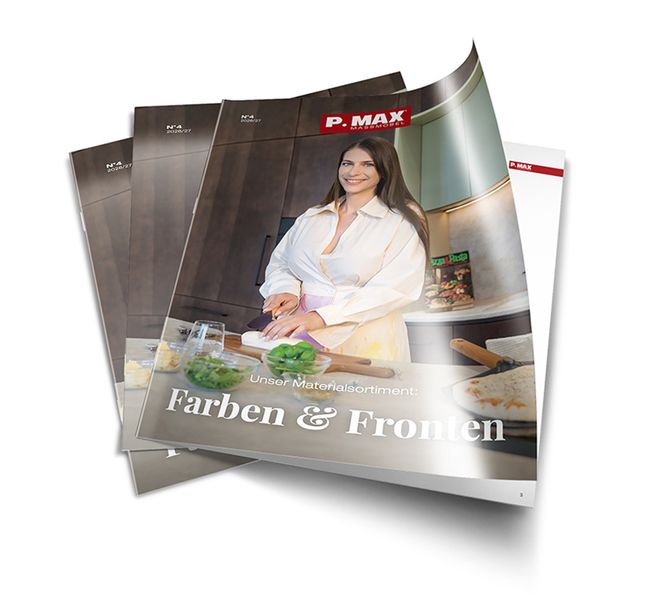 Stapel des P.MAX® Katalogs „Farben & Fronten“, auf dessen Cover eine Frau in einer modernen Küche Gemüse schneidet.
