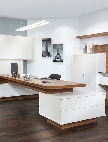 Büro mit Schreibtisch