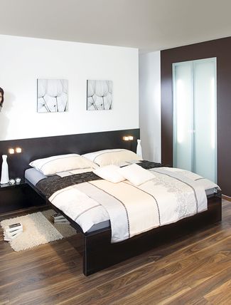 Schlafzimmer mit einem begehbarem Kleiderschrank
