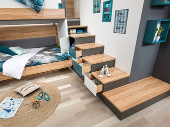 Treppenanlage mit Laden